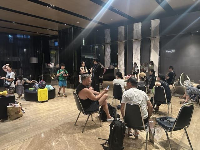 로비에서 대기 중인 방콕 아파트 주민들