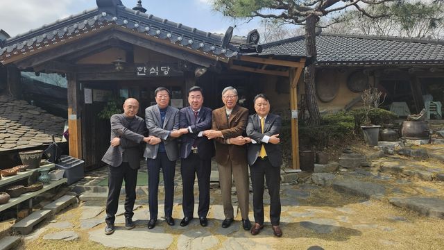 오찬 후 기념사진