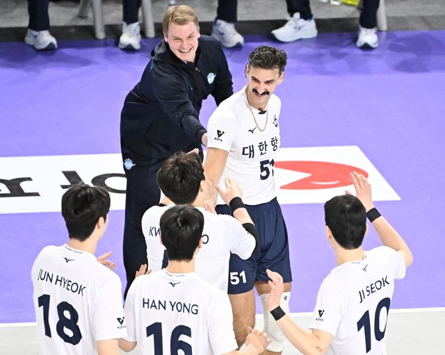 득점 후 기뻐하는 대한항공 선수들