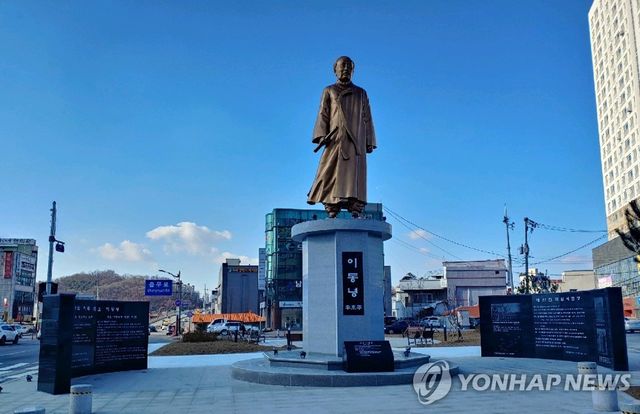 석오 이동녕 선생 동상