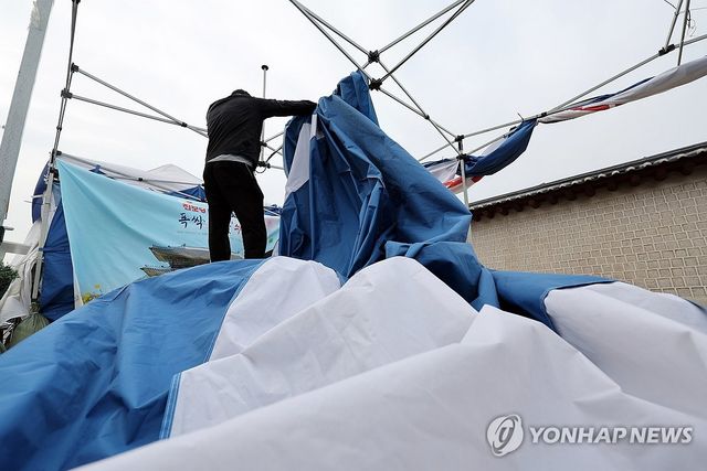 바람에 쓰러진 천막 농성장 다시 설치