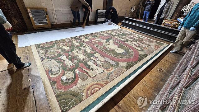 이동 준비 중인 봉정사 아미타설법도