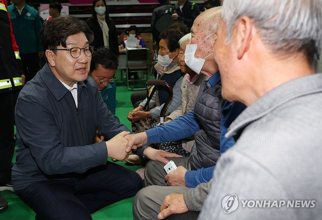 산불 이재민들 위로하는 권성동