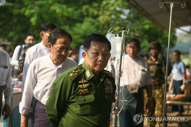 지진 피해자들이 치료를 받는 병원을 찾은 민 아웅 플라잉 미얀마 군부 최고지도자 [AFP 연합뉴스. 재판매 및 DB 금지]