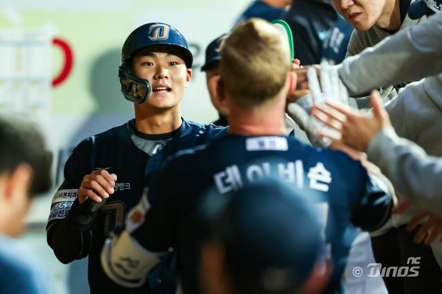 27일 삼성전에서 득점 후 기뻐하는 NC 김주원