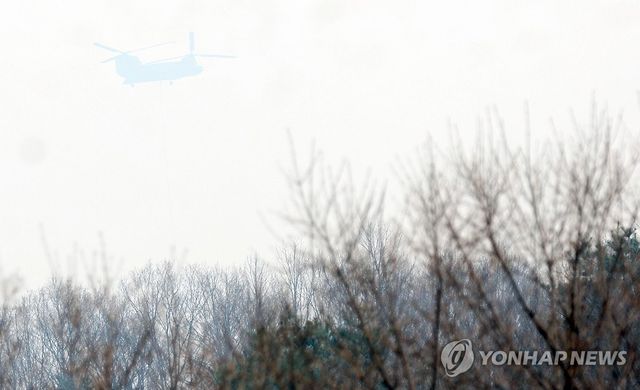 흐린 날씨 속 치누크 헬기