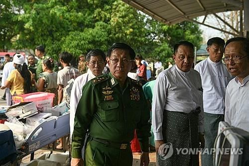 미얀마 지진 피해 부상자들 있는 병원 찾은 미얀마 군부 지도자 