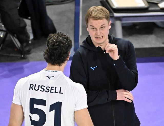 러셀과 대화하는 토미 틸리카이넨 대한항공 감독(오른쪽)