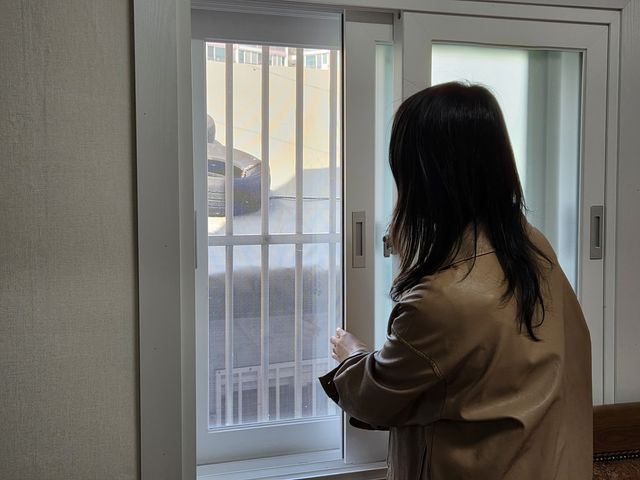 새로 맞춘 창틀 확인하는 중구 공무원