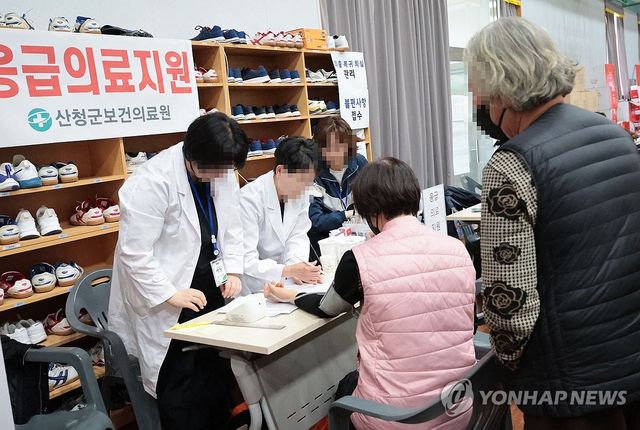 대피소 응급의료 지원 창구에서 혈압 검사받는 이재민