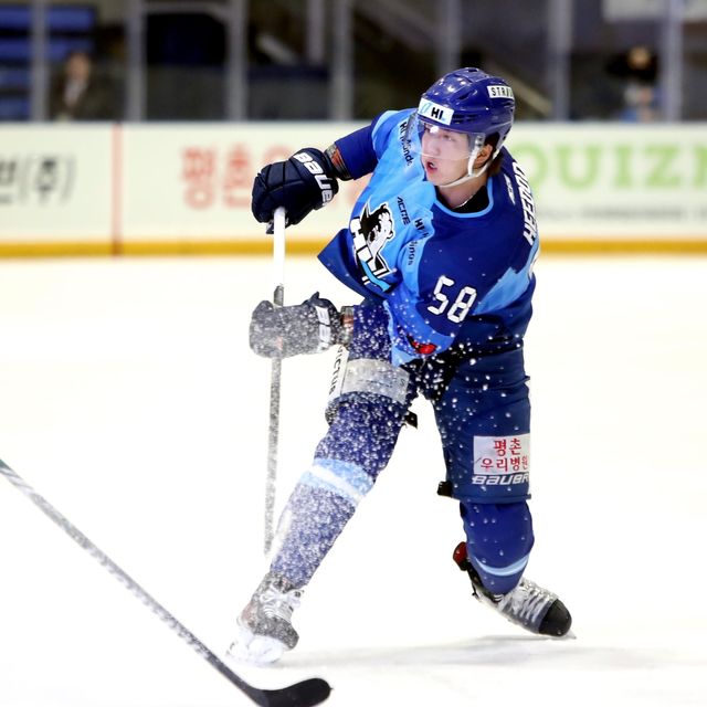 수비를 뚫고 슈팅하는 HL안양 남희두