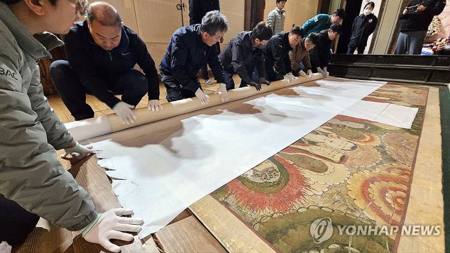 이동 준비 중인 봉정사 아미타설법도