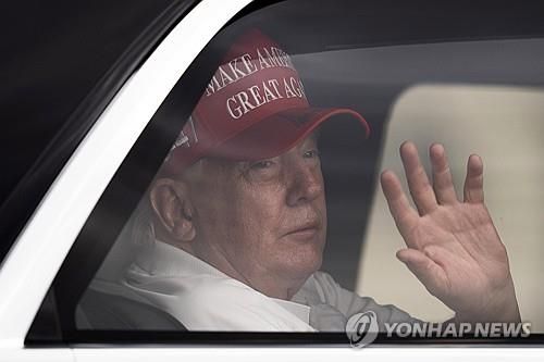 플로리다주 골프장 도착하며 지지자들에게 손흔드는 트럼프