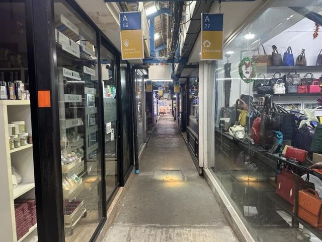 한산한 짜뚜짝 시장