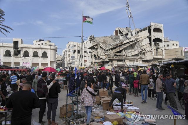 무너진 건물 뒤로하고…무슬림 연휴 앞두고 시장 찾은 가자 주민들