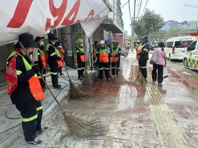 방콕 건물 붕괴 현장 주변 분진 제거 작업