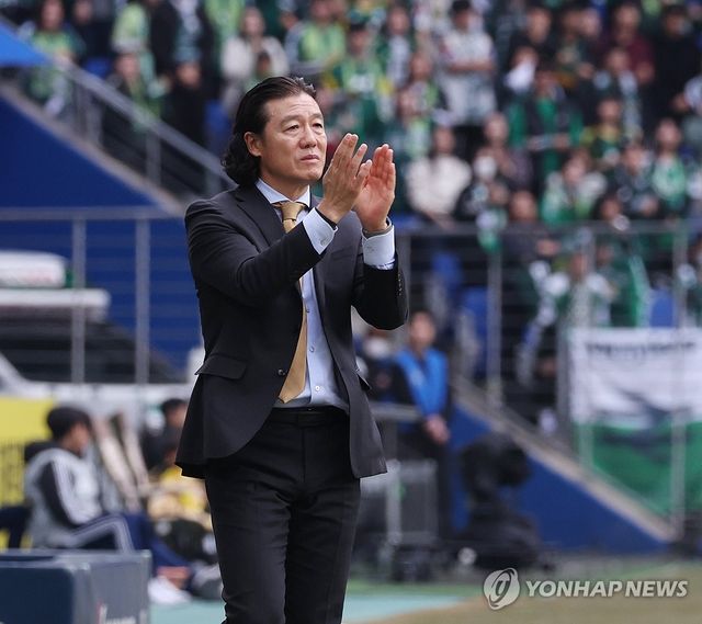 손뼉 치는 김판곤 감독