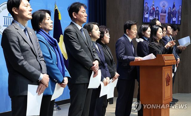 AI 및 R&D 증액 요구 회견하는 야당 소속 과방위원들