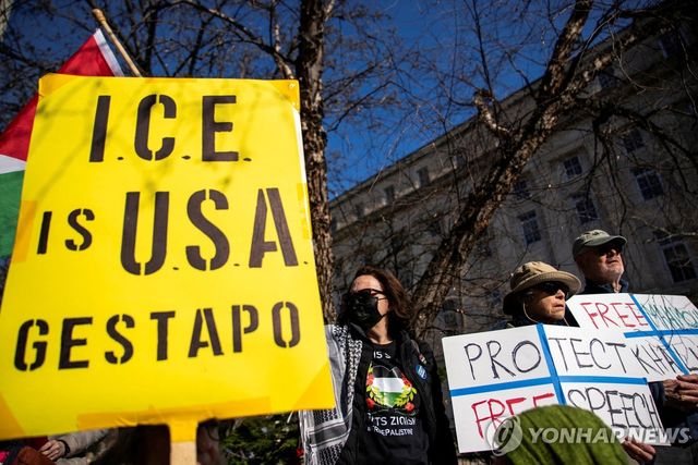 미국이 체포, 추방 절차를 밟고 있는 팔레스타인 활동가이자 미 컬럼비아대 학생 마흐무드 칼릴의 석방을 요구하는 시위대 