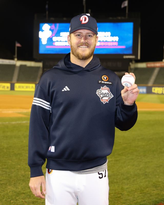 첫 승 기념구를 들고 포즈를 취한 두산 어빈