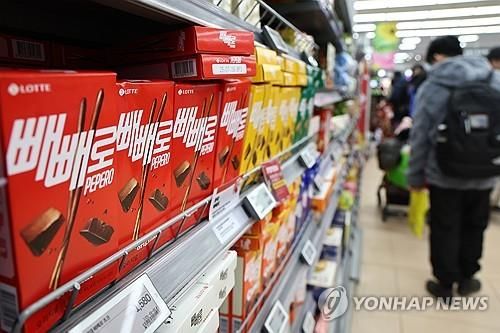 빼빼로 2000원 시대 (서울=연합뉴스) 윤동진 기자 = 초코 빼빼로(54g) 가격이 1800원에서 2000원으로 올랐다. 롯데웰푸드는 17일 초코 빼빼로 등 건·빙과 제품 26종의 가격을 평균 9.5% 인상한다고 지난 6일 밝혔다. 사진은 이날 한 대형마트에 진열된 빼빼로. 2025.2.17