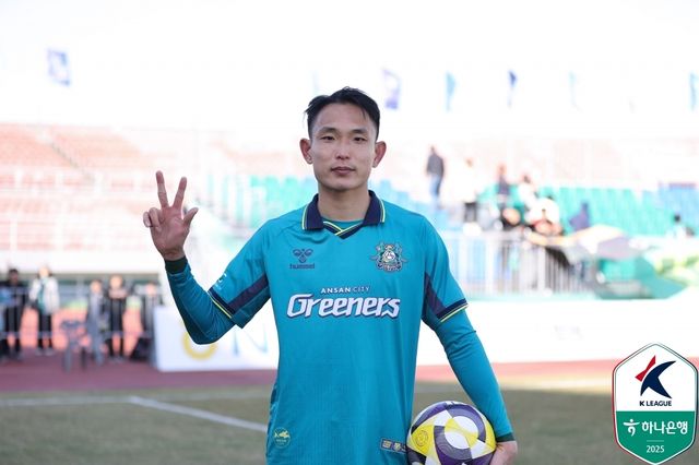 화성전에서 해트트릭을 기록하고 손가락 세 개를 펴 보인 안산 김현태.