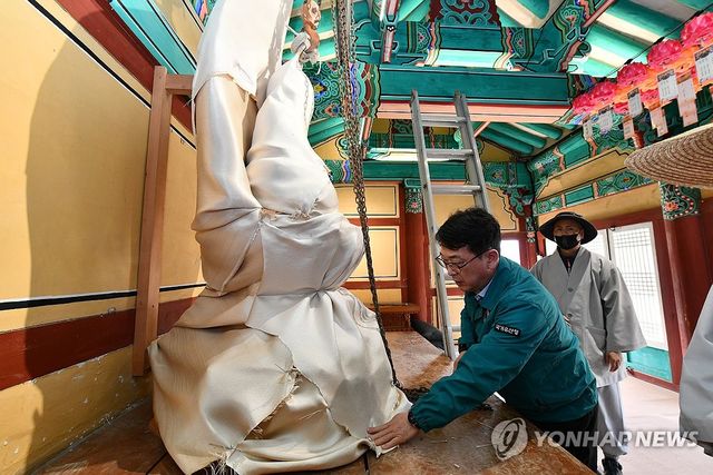 '고운사 석조여래좌상' 확인하는 최응천 국가유산청장