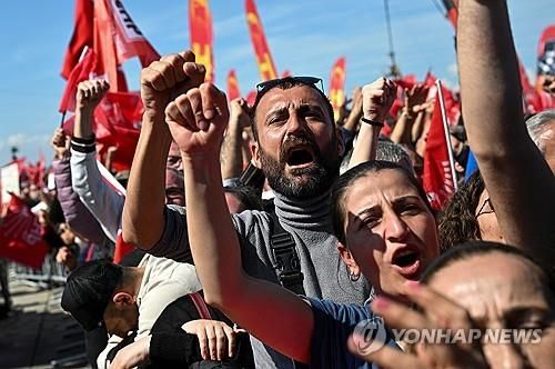 29일(현지시간) 이스탄불서 열린 대규모 반정부 시위 참가자들