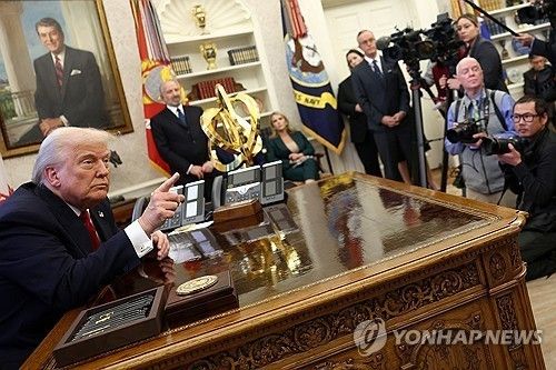 백악관 집무실서 기자회견하는 트럼프