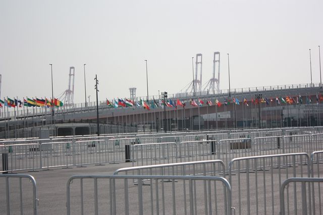 박람회장 밖에 설치된 참가국 국기