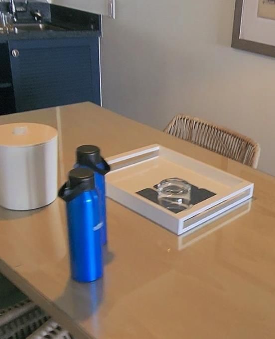 직접 물을 뜰 수 있도록 아웃리거 호텔 객실에 비치된 물병 [사진/성연재 기자]