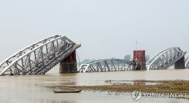 강진으로 무너진 미얀마 만달레이 다리