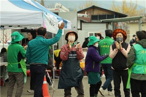 환호하는 자원봉사자들
