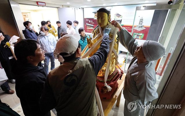 산불 위협에 이동 준비 중인 봉정사 목조관음보살좌상
