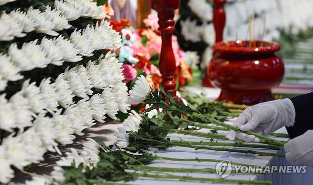 숭고한 희생을 기리는 시민들