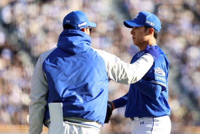 29일 경기에 등판한 삼성 원태인(오른쪽)