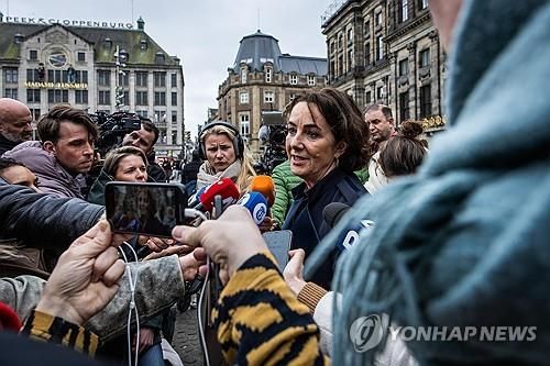 흉기 공격범이 제압된 담 광장에서 기자회견 중인 펨커 할세마 암스테르담 시장 [EPA 연합뉴스 자료사진] 