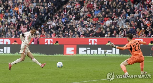 3-1을 만드는 레로이 자네의 골 장면