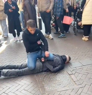 소셜미디어(SNS)에 퍼진 암스테르담 흉기난동범을 행인이 제압하는 장면. [틱톡 화면 캡처. 재판매 및 DB 금지]