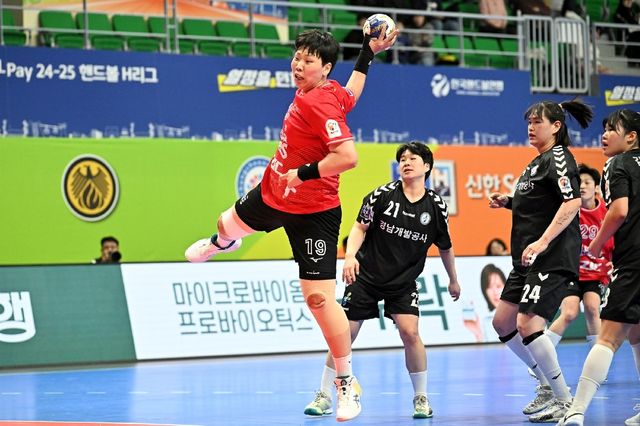 29일 경남개발공사와 경기에서 슛을 던지는 SK 강은혜