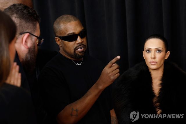 래퍼 카녜이 웨스트(왼쪽)