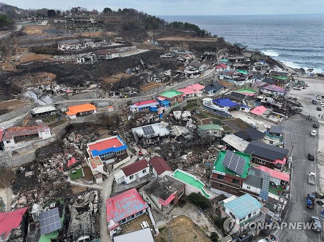 불에 타버린 바닷가 마을