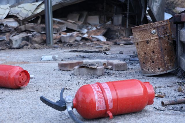 바닥에 나뒹구는 빈 소화기