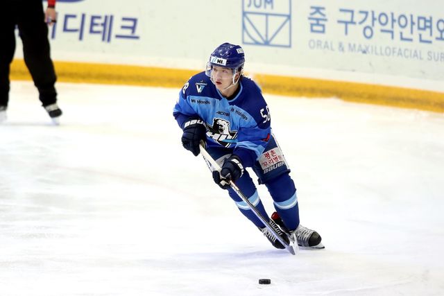 퍽을 몰고 빙판을 가르는 HL안양 남희두