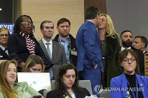 키스하는 피트 헤그세스 미국 국방장관과 부인 제니퍼