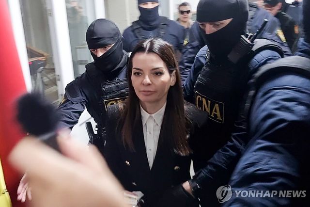 연행되는 예브게니야 구출