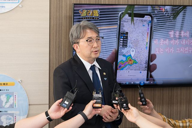 인공강우 실험 계획 설명하는 기상청장