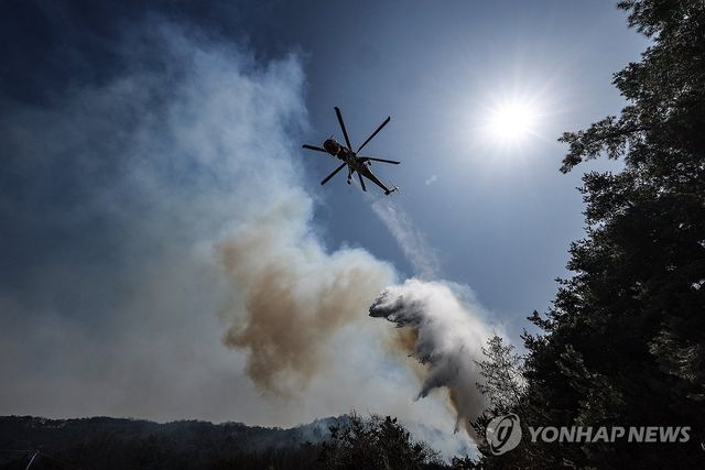 고온·건조한 날씨 속 산불 진화
