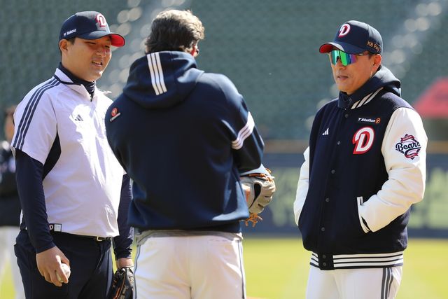 이승엽 두산 감독(오른쪽)