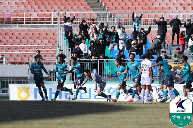 김현태의 특점 후 환호하는 안산 선수들.